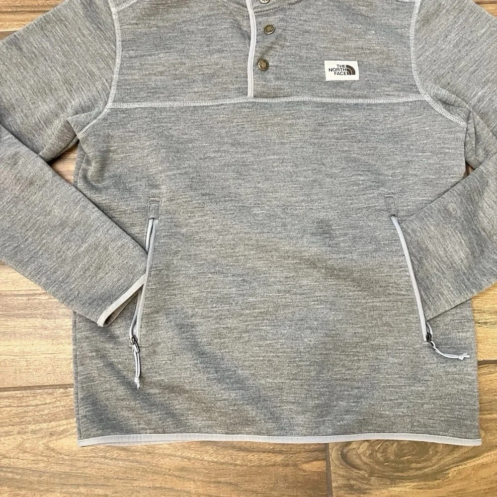 The North Face Button Mock Neck Pullover Mens Small Gray Fleece Sweater